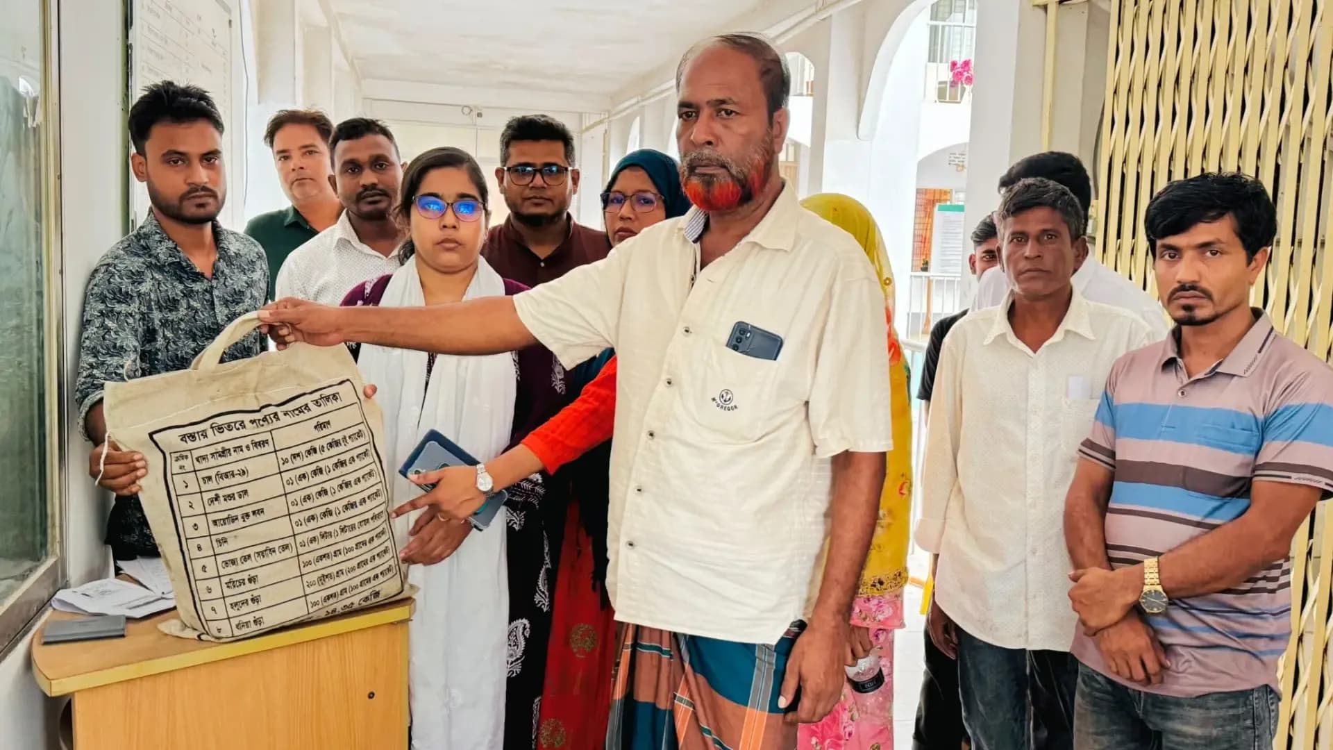 ধনবাড়ীতে ১০০ হতদরিদ্র পরিবারের মাঝে ত্রাণসামগ্রী বিতরণ