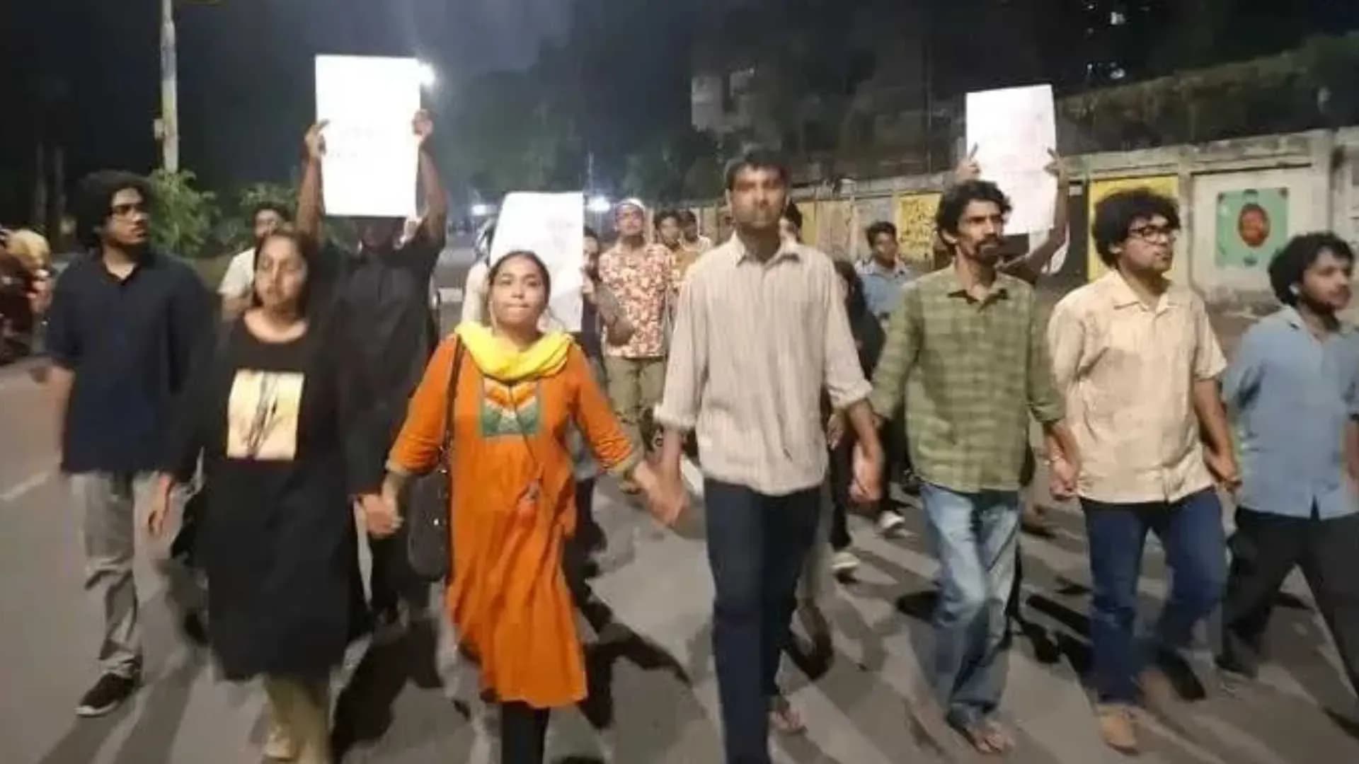 ঢাবিতে মবসন্ত্রাসের প্রতিবাদে বিক্ষোভ