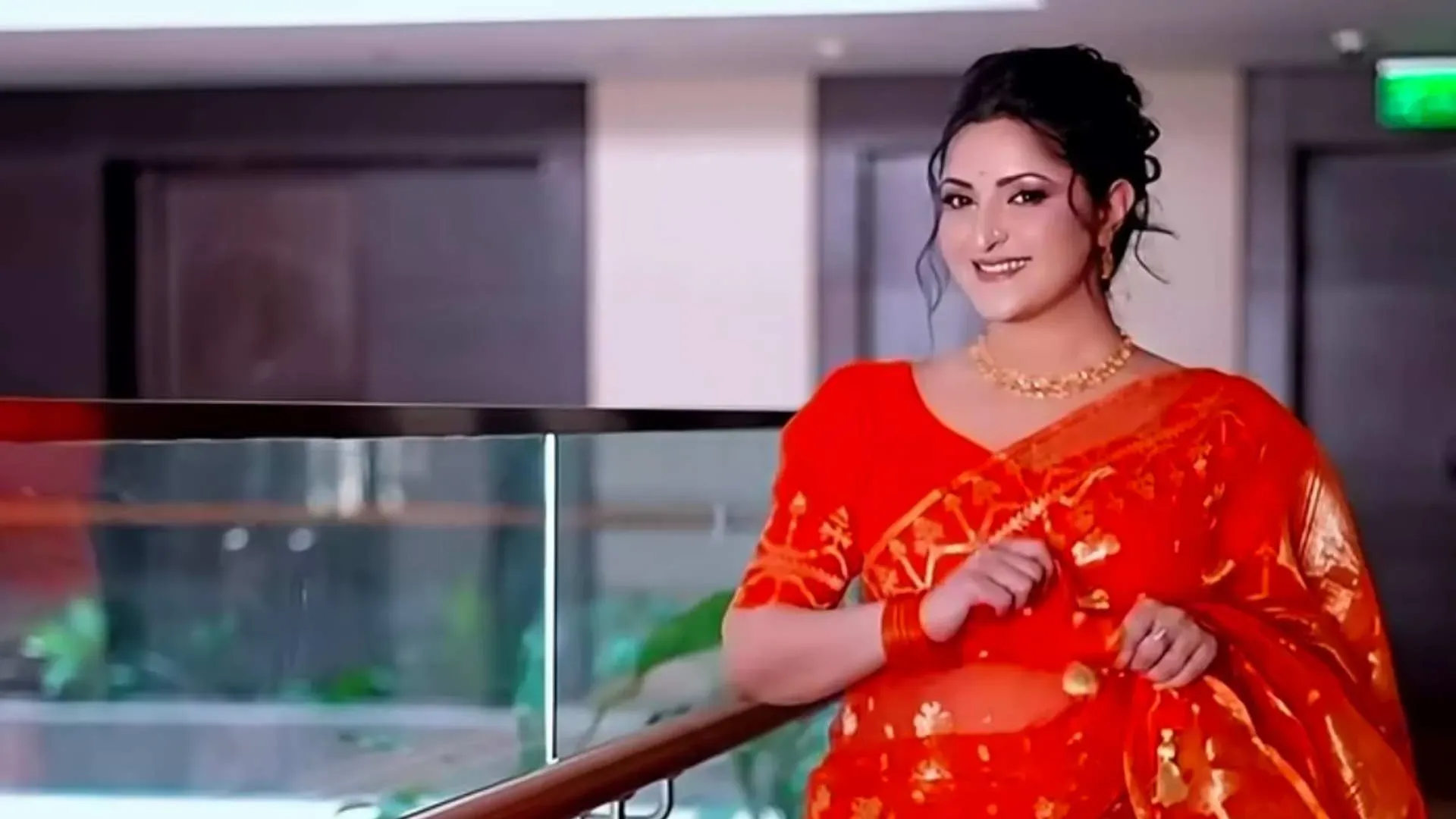 ট্র্যাডিশনাল সাজে মুগ্ধতা ছড়ালেন পরীমণি