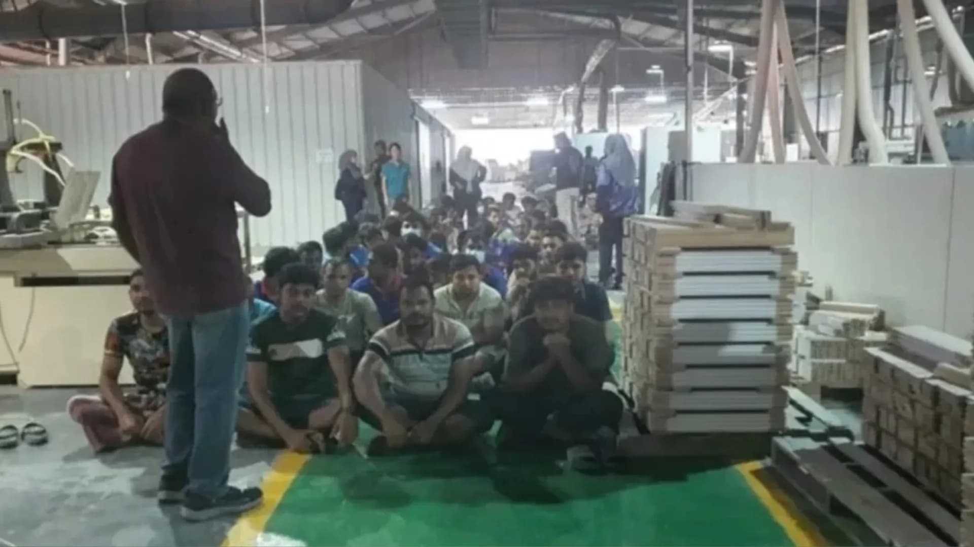 মালয়েশিয়ায় কারখানায় অভিযান, ১৫৫ বাংলাদেশিসহ আটক ২৩৪
