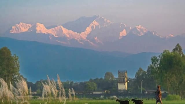 পঞ্চগড়ের আকাশে কাঞ্চনজঙ্ঘার দেখা, সৌন্দর্য উপভোগে ছুটছেন পর্যটকেরা