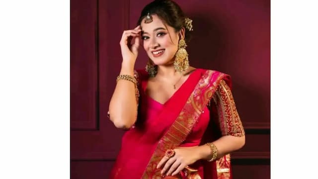 শাড়িতে মুগ্ধতা ছড়ালেন চিত্রনায়িকা দীঘি