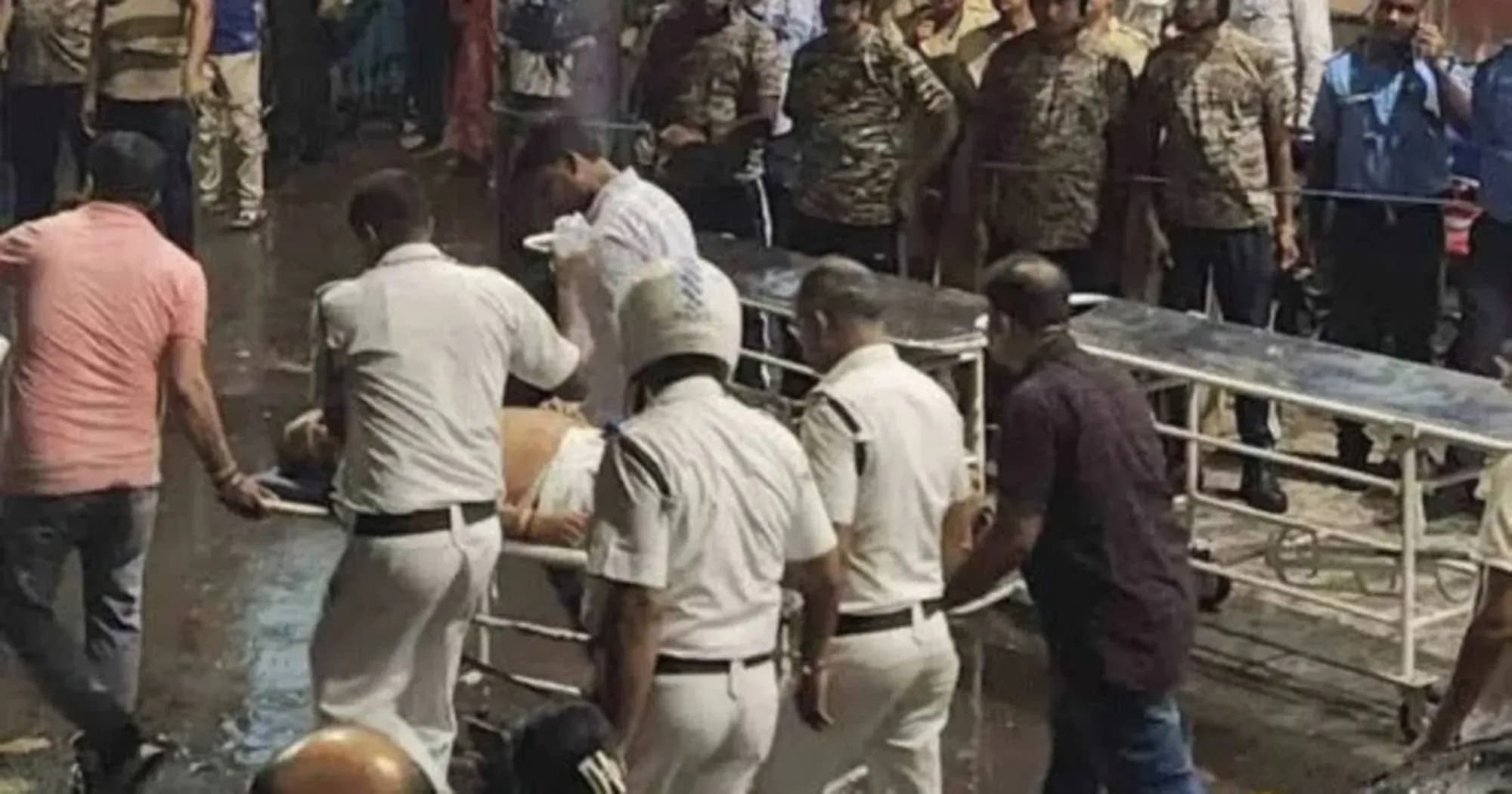 কলকাতার পূজামণ্ডপে পদদলিত হয়ে নিহত বেড়ে ১৯