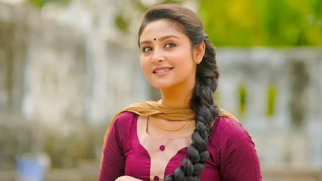 সিনেমায় অভিনয় নিয়ে মুখ খুললেন নীহা