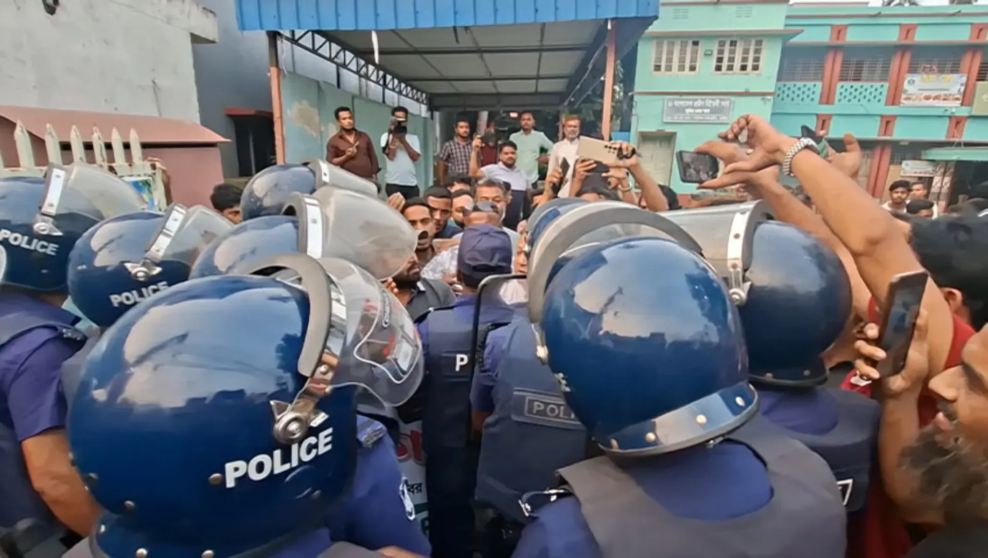 নাসীরুদ্দীনের ওপর হামলার প্রতিবাদে এনসিপির মিছিলে পুলিশের বাধা