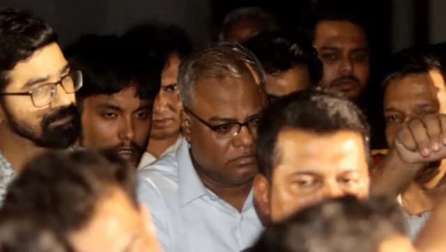 ‘ক্যাম্পাসে না ফেরার শর্তে’ ৩০ ঘণ্টা পর বাইরে ভিসি