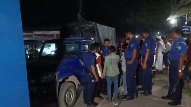 টাঙ্গাইলে কান্দাপাড়া যৌনপল্লিতে মাদকবিরোধী অভিযান, আটক ১১