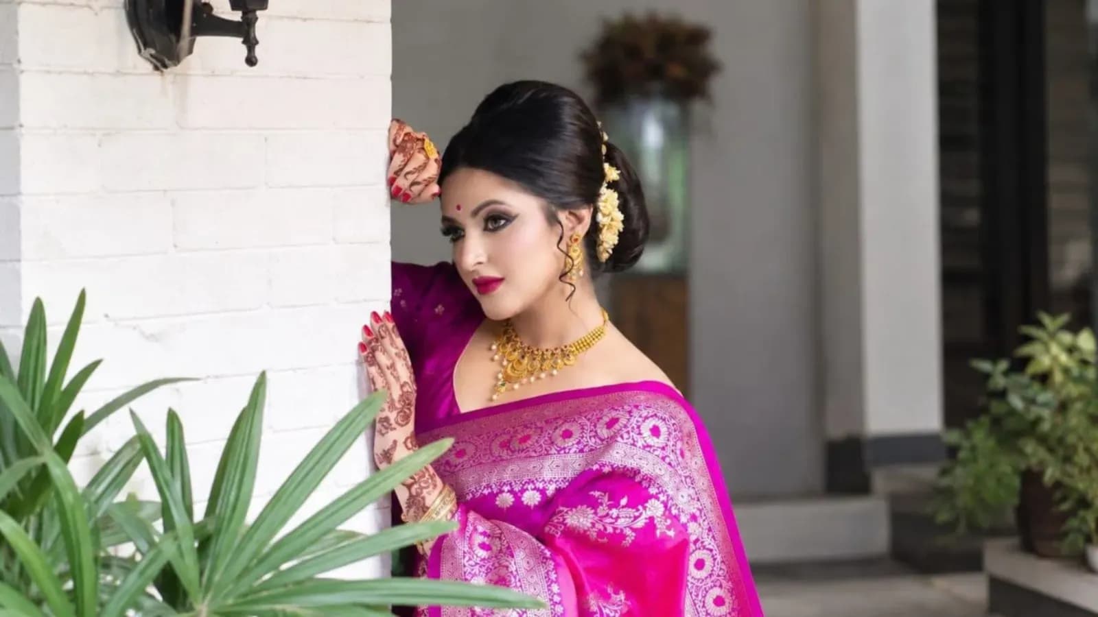 গোলাপি শাড়িতে বধূর সাজে পরীমনি, মুগ্ধ ভক্তরা