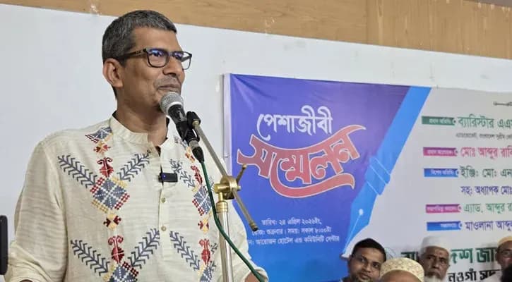 ‘সরকার যেভাবে চলছে, মনে হয় না ছয় মাসও আয়ু আছে’
