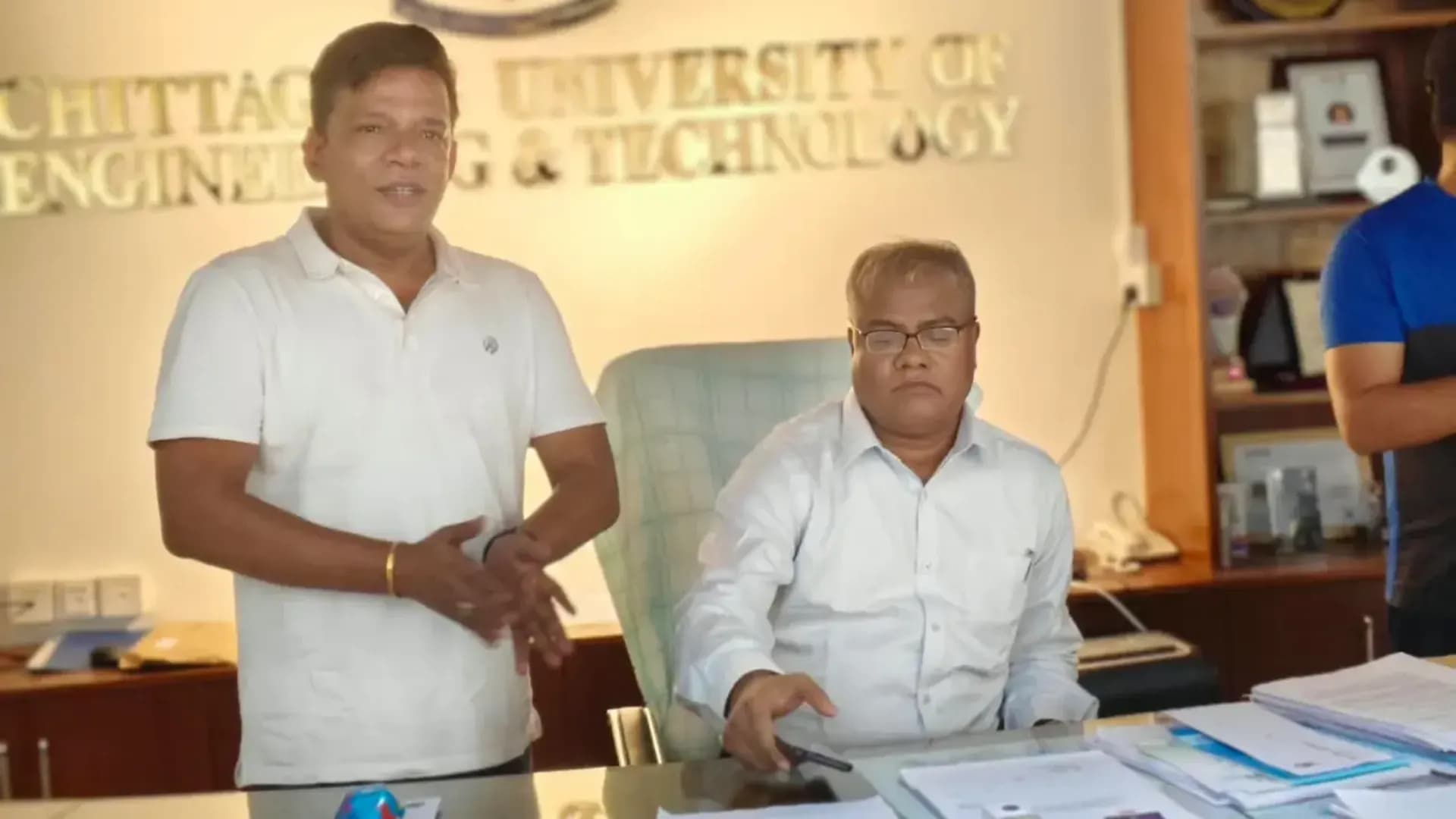 চুয়েটে প্রশাসনিক ভবনের তালা ভেঙে ঢুকলেন নতুন উপাচার্য