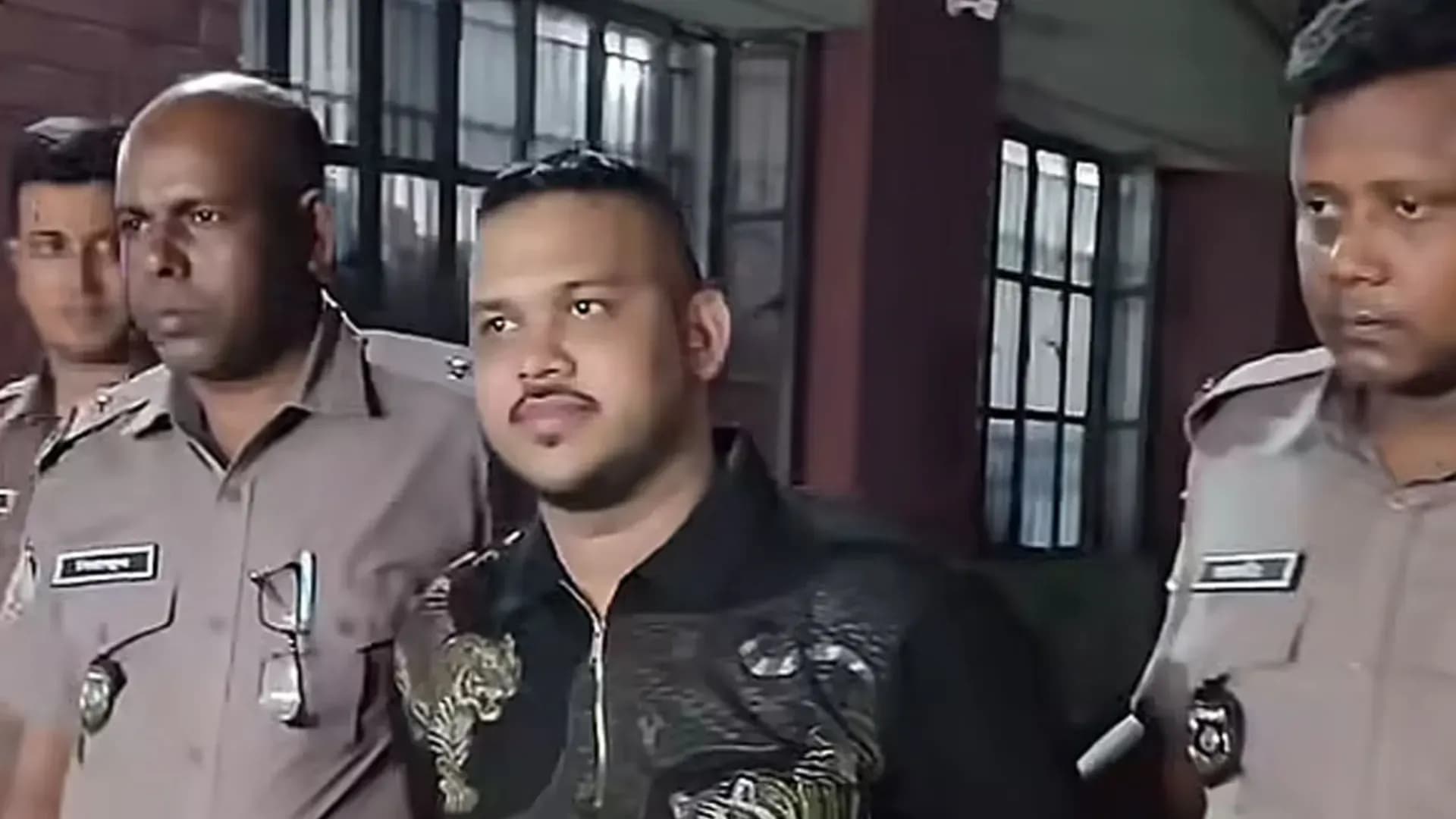 তাঁতীবাজার থেকে ‘পালিয়েছিলেন’ পিচ্চি রাজা, দুই পুলিশ গ্রেপ্তার