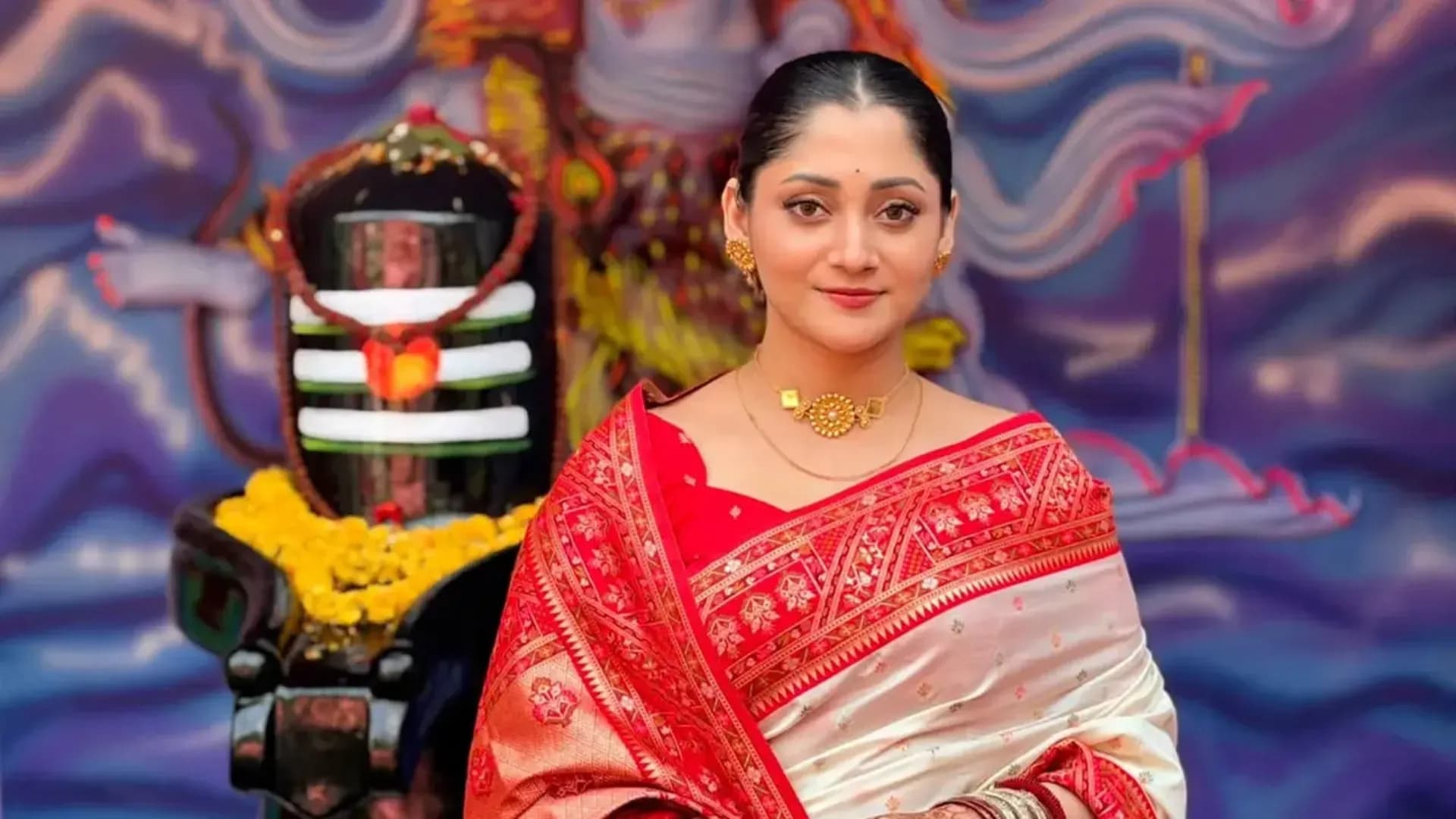 অষ্টমীর সাজে নজর কাড়লেন পূজা চেরি